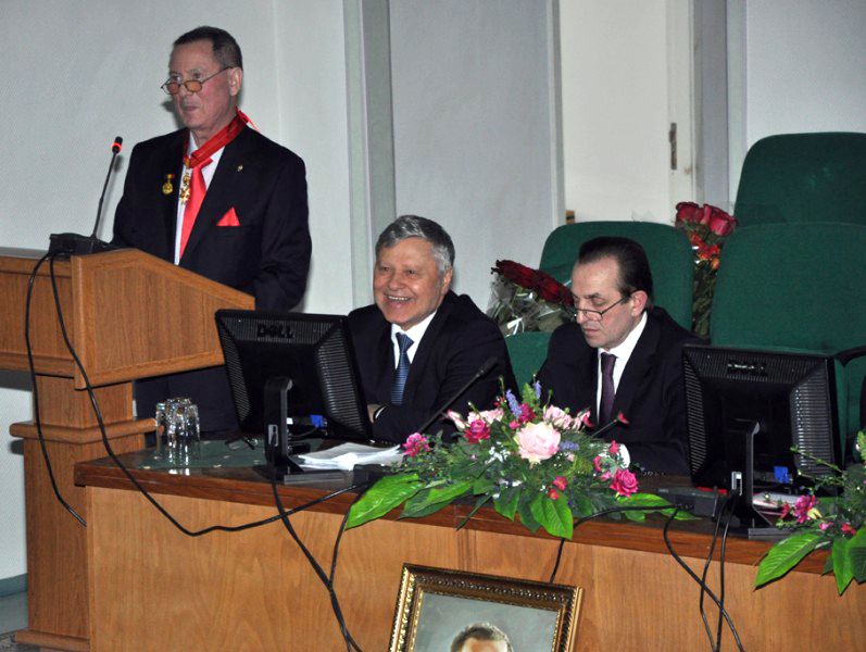 Profesorul Valeriu Burlacu a aniversat 70 de ani Profesorul Valeriu Burlacu a aniversat 70 de ani